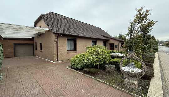 Bild von Ebenerdiges Wohnhaus mit Wohnmobil-Carport