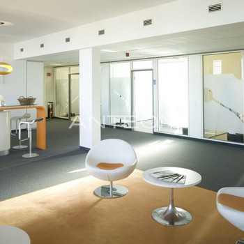 Kennedy-Haus | Bodentiefe Fenster | Kühlung