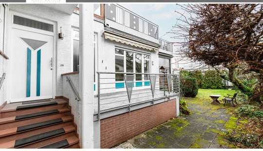 Bild von Wohnen mit Charakter: Zweifamilienhaus mit Gartenparadies und Gestaltungsfreiheit in Dreieich