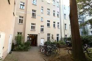 Bezugsfrei 01.09.2025: Ruhige 2-Zimmer-Wohnung im 2. OG in saniertem Gründerzeitaltbau nahe Ostkreuz – Lenbachstr. 6, 10245 Berlin – Vorschaubild 2