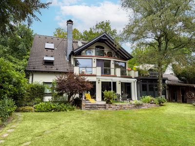 Freistehendes Dreifamilienhaus mit eigenem Schwimmbad und parkähnlichem Grundstück