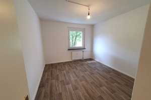 **FRISCH RENOVIERT**5-Zimmer-Wohnung // EG // 2 Bäder // Balkon // ab 01.11.2025 – Ringstraße 187, 4209 Leipzig – Vorschaubild 5