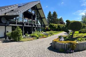 **Luxuriöses Wohnen und Arbeiten im Designerhaus** 
 – Die vollständige Adresse der Immobilie erhältst du vom Anbieter., 53940 Hellenthal – Vorschaubild 1