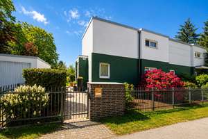 Charaktervolles Architekten-Reihenendhaus mit großem Garten, 2 Garagen und Freizeit-/Weinkeller