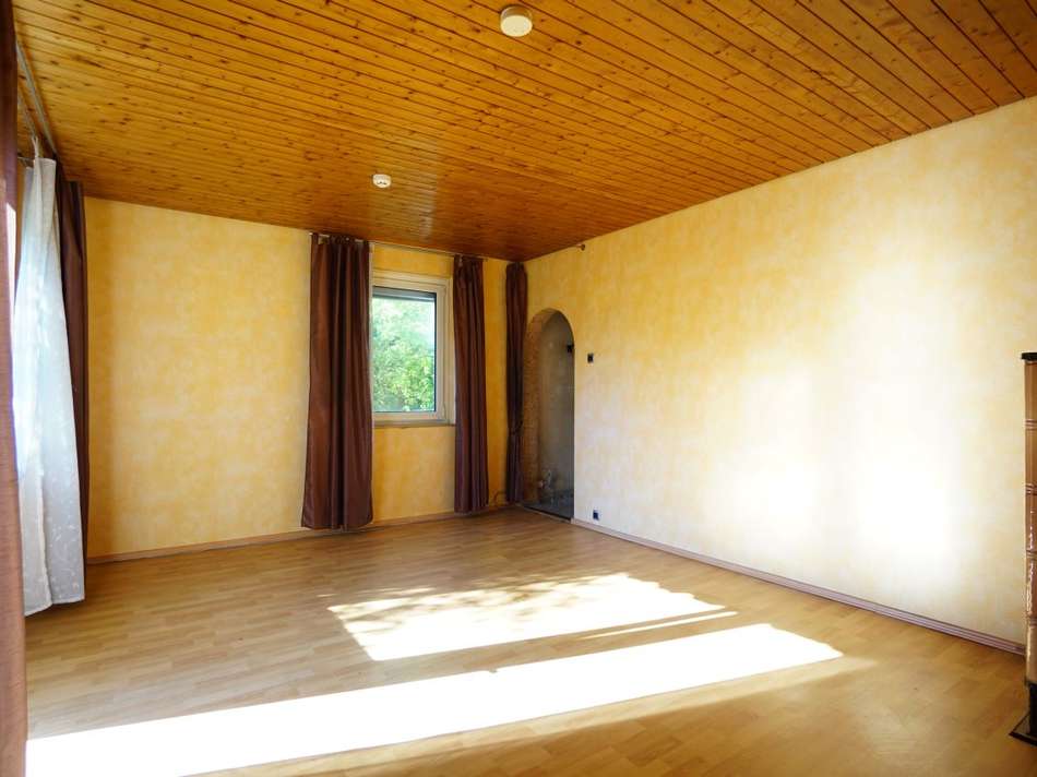 Wohnzimmer mit Laminatboden