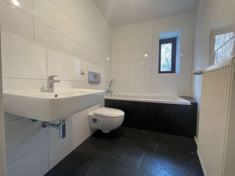 Modernes Badezimmer.jpg