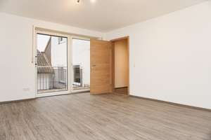 Schönes 5-Zimmer-Haus in Wetzlar-Dutenhofen - WG geeignet – Wetzlarer Straße 24, 35582 Wetzlar – Vorschaubild 1