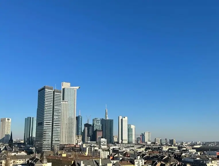 Exzellenter Skyline Blick im Grand Tower – Stilvolle 4-Zimmer-Wohnung mit umlaufendem Balkon — photo 2