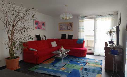 WIE NEU! Exklusive 4-Zimmer-Wohnung mit zwei Bädern, Einbauküche und großem Balkon 