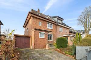 Charmante DHH bereit für neuen Glanz mitten im Bergedorfer Villenviertel