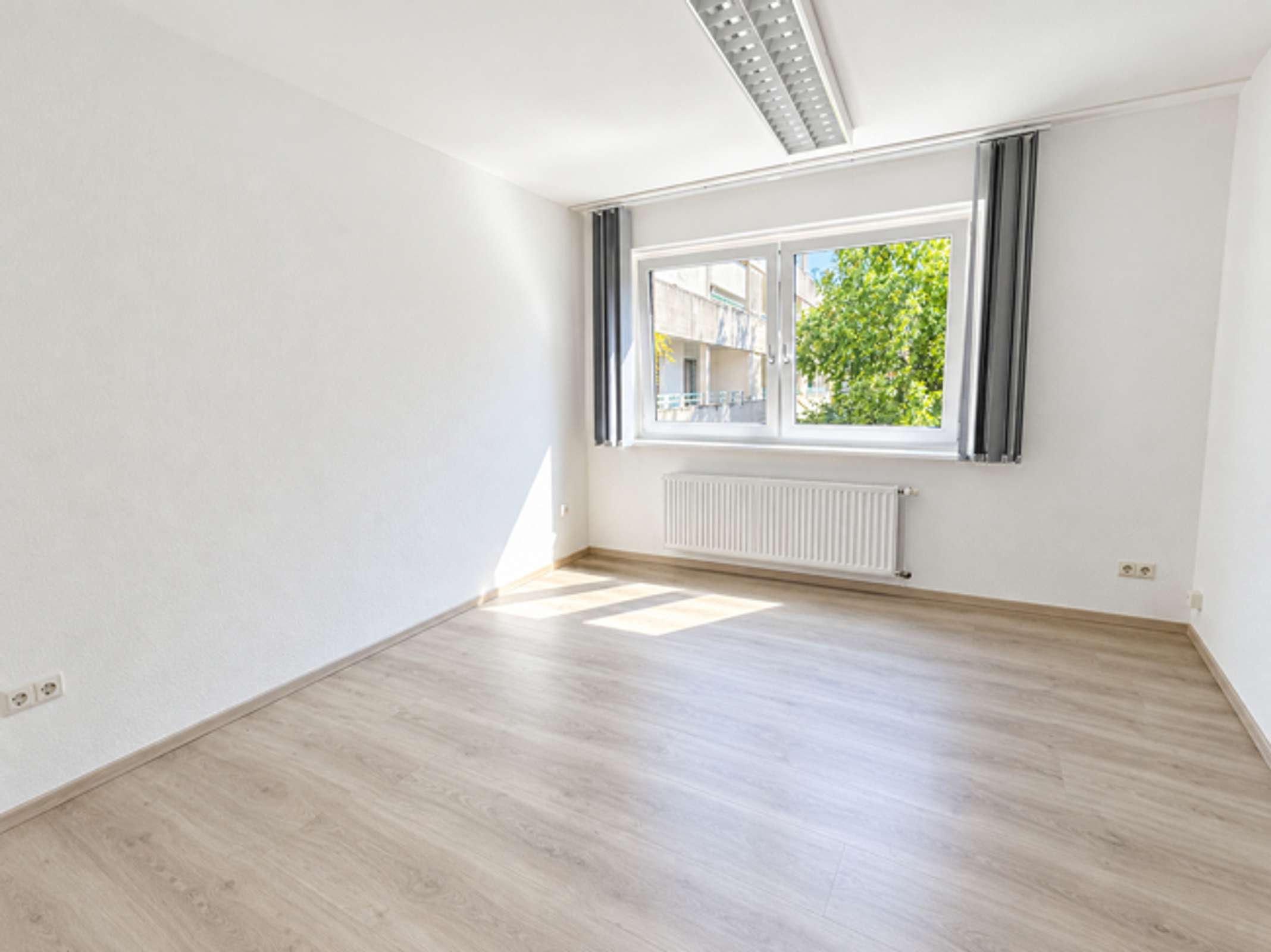 Attraktive 3-Zimmer-Eigentumswohnung mit TG-Stellplatz im unteren Ostviertel, Nähe Deutsches Theater