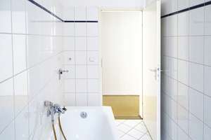 Bezugsfreie ruhige 
1-Zimmer-Altbauwohnung
in begehrter Lage Friedrichhain – Silvio-Meier-Straße 4, 10247 Friedrichshain, Berlin – Vorschaubild 6