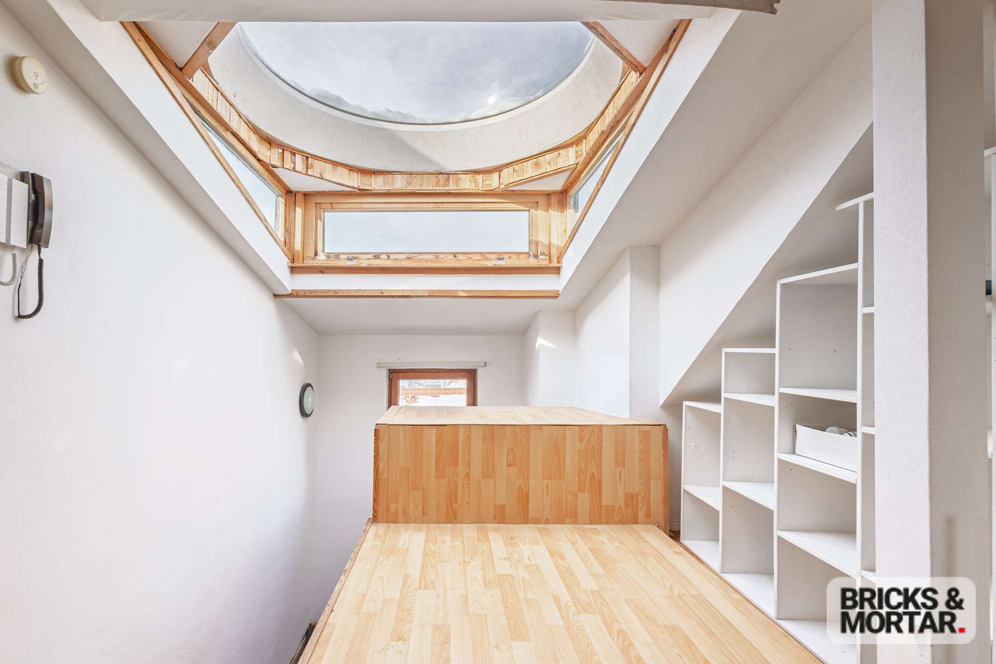 Renovierungsobjekt mit Charme – Dachgeschosswohnung mit Potenzial, ideal für Kapitalanleger, Nürnberg – Bild 2