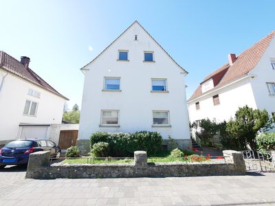 Wohnen mit Bachidylle – Großzügiges Zweifamilienhaus mit Garten in zentraler Lage von Büren