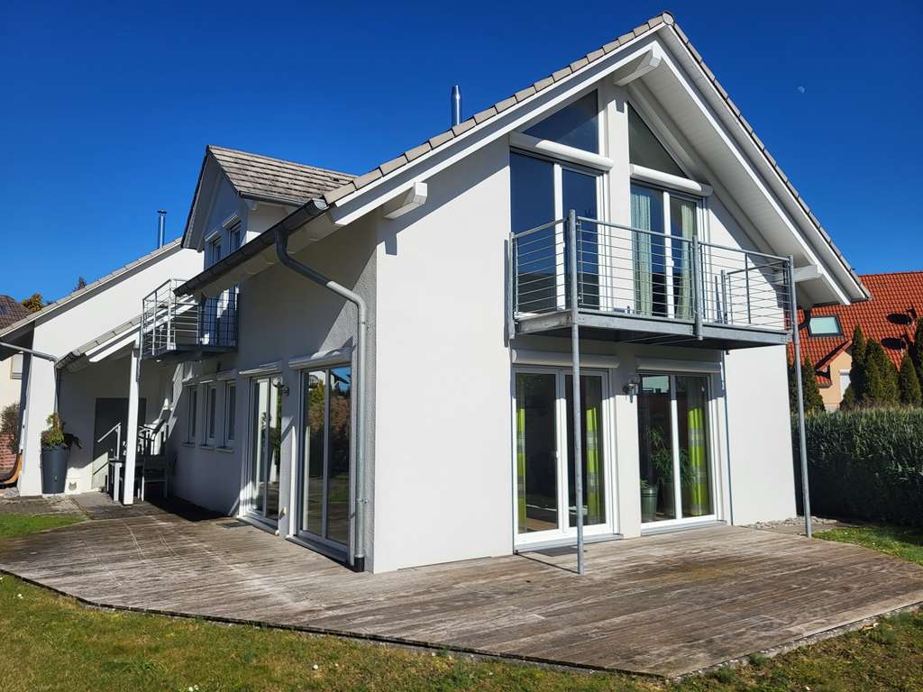 Immobilie in Nufringen - Wohlfühlen leicht gemacht - Freistehendes Einfamilienhaus mit sonnigen Terrassen und Balkonen - Bild 2