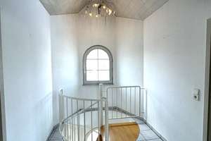 60437 Frankfurt (Nieder-Erlenbach), Maisonette Wohnung, Wfl. ca.130m²,4Zi,EBK,2Bä, 2 Balk, Stellpl. – Die vollständige Adresse der Immobilie erhältst du vom Anbieter., 60437 Nieder-Erlenbach, Frankfurt am Main – Vorschaubild 10