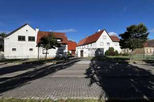 Südöstlich von Leipzig: Hof mit Wohnhäusern, Garagen, Scheune, auf einem 4.110 m² großem Grdstk.!!! – Die vollständige Adresse der Immobilie erhältst du vom Anbieter., 4463 Großpösna – Vorschaubild 1