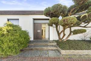 Zeitlose Architektur in bester Lage - Ansprechender Bungalow mit Potential und schönem Garten  
