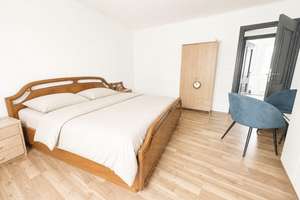 Attraktive 9-Zimmer-Wohnung mit 2 Dachterrassen, 2 Einbauküchen sowie 3 Nasszellen in zentraler Lage