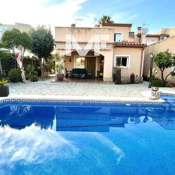 Freistehendes Chalet im Zentrum von Miami Platja mit privatem Pool und Touristenlizenz