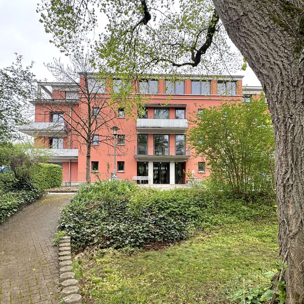 Von PRIVAT: Senioren-Wohnanlage! Großzügige 1-Zi.-Wohnung mit Dachterrasse und Essküche!