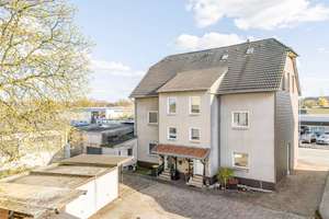 Vielseitiges Dreifamilienhaus mit großem Grundstück und 4 Garagen – Die vollständige Adresse der Immobilie erhältst du vom Anbieter., 44575 Castrop-Rauxel – Vorschaubild 1