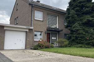 Haus mit 8 Zi. Garage in Tönisvorst, Keller, sep. Wohneinht. mit 4 Badezimmer und 3 Küchen – Die vollständige Adresse der Immobilie erhältst du vom Anbieter., 47918 Tönisvorst – Vorschaubild 1