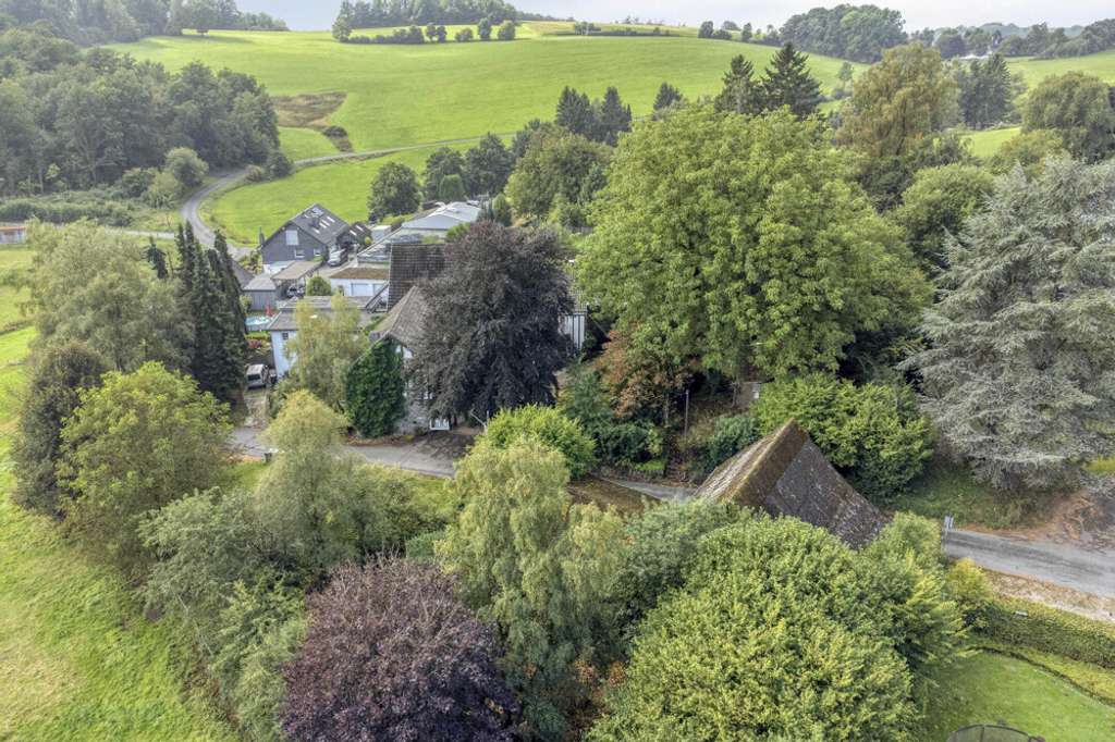 Immobilie in Wipperfürth - Außergewöhliches Anwesen mit mehreren Häusern mitten in der Natur - Bild 2