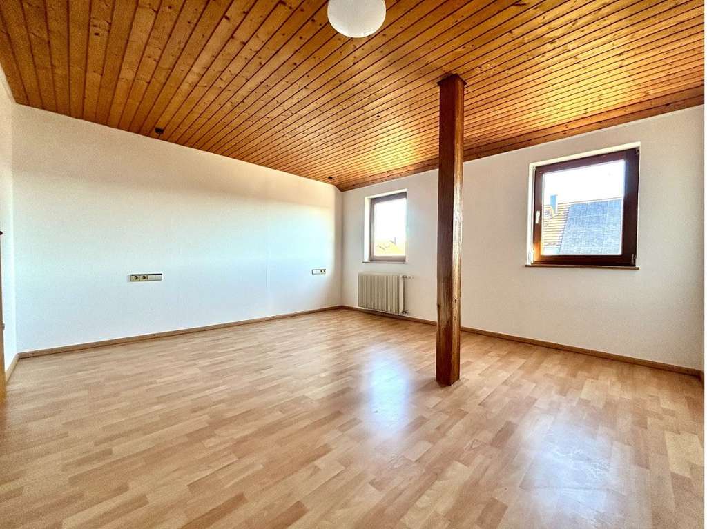 Immobilie in Altdorf - Lichtreiche Dachgeschosswohnung mit Balkon, Gartenanteil in Altdorf - Bild 2