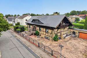Einfamilienhaus mit Einliegerwohnung - 8,5 Zimmer, 240m², Garten, neuer Terrasse, Balkon und EBK