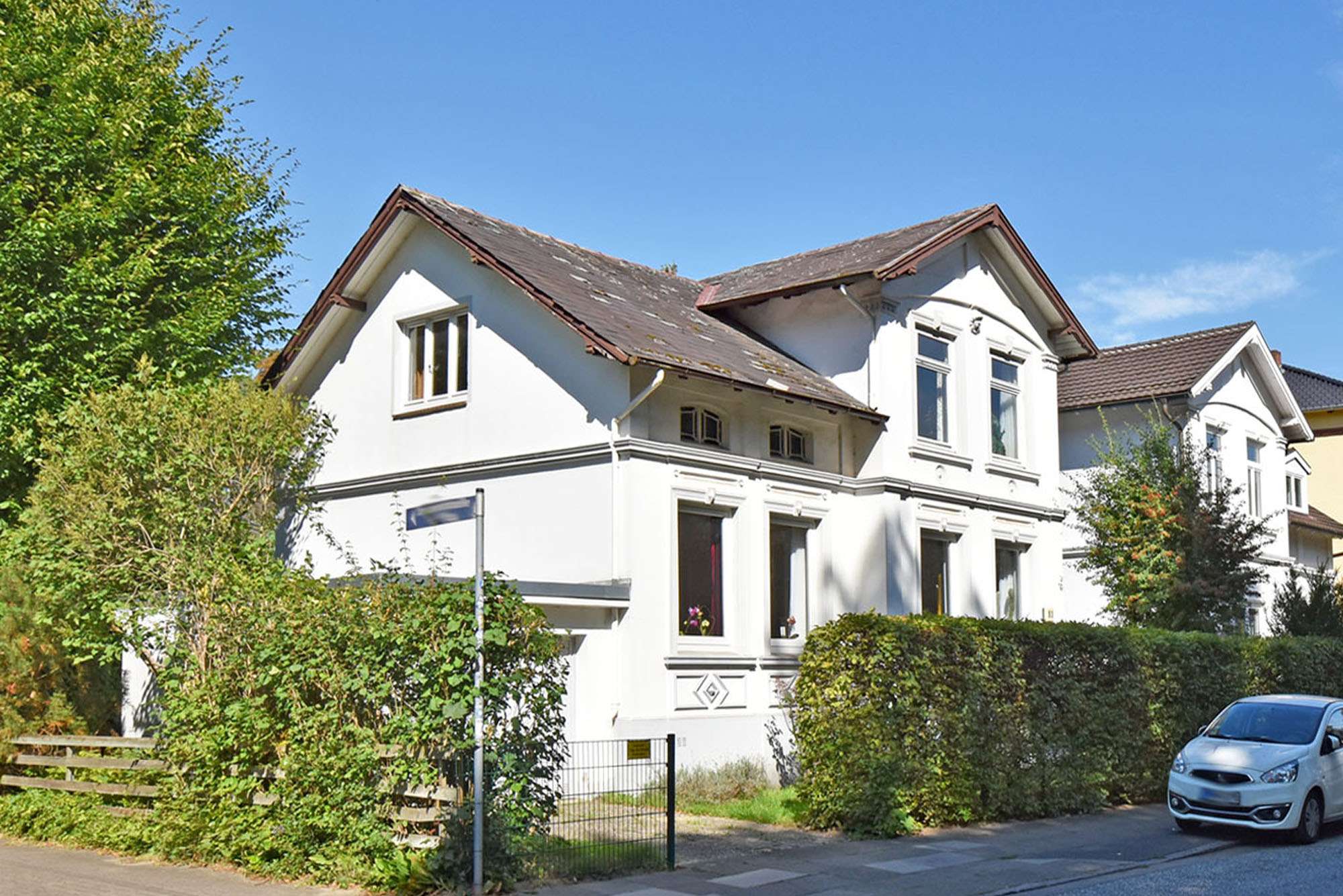 Verwunschenes Kleinod in allerbester Lage: Sanierungsbedürftige Villa im Kleinformat im Villengebiet, Hamburg – Bild 1