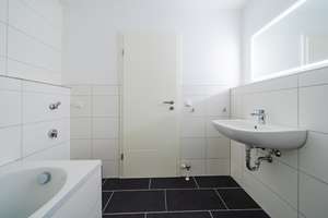 Modern sanierte 2-RW* 1.OG* EBK* zwei Balkone* Bad mit Wanne* Aufzug* TG-SP* barrierefrei* zentral* – Schandauer Straße 23d, 1309 Striesen-West, Dresden – Vorschaubild 9