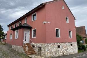 Mehrfamilienhaus mit zwei Garagen