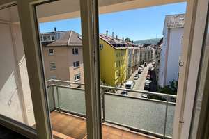 Lichtdurchflutete 2,5-Zimmer-Wohnung mit 2 Balkonen am Hölderlinplatz