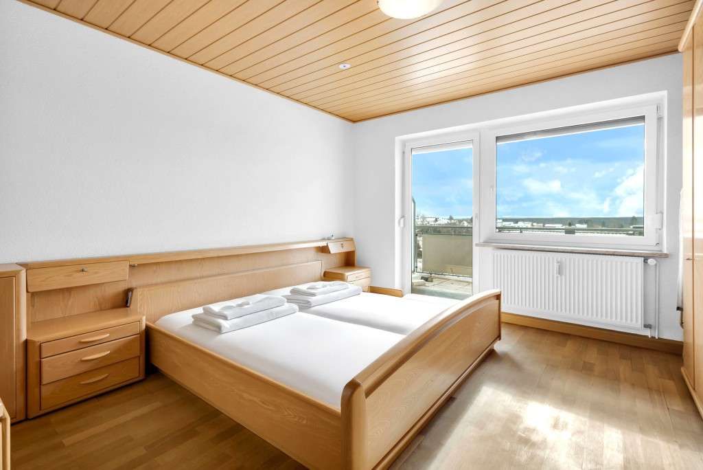 Immobilie in Pressath - Fernsicht geboten! Gepflegtes Dreifam.-Haus mit zwei Garagen und Carport - Bild 1