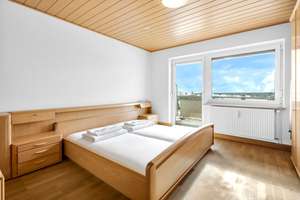 Fernsicht geboten! Gepflegtes Dreifam.-Haus mit zwei Garagen und Carport – Die vollständige Adresse der Immobilie erhältst du vom Anbieter., 92690 Pressath – Vorschaubild 8