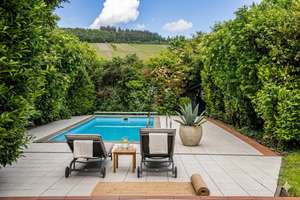Wohnerlebnis auf einer Ebene – Weitläufiges Einfamilienhaus mit Pool und Weinbergblick in Lieser