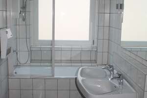 Villa im Zooviertel bietet 1. OG mit Parkett, EBK und großem Südbalkon zum Garten + Tiefgarage – Bristoler Str. 0, 30175 Zoo, Hannover – Vorschaubild 11