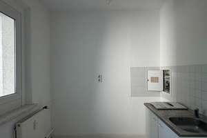 In Sanierung! Single-Apartment mit Balkon und Wannenbad! Nur für EINE Person! – Naumburger Ring 26, 12627 Hellersdorf, Berlin – Vorschaubild 3