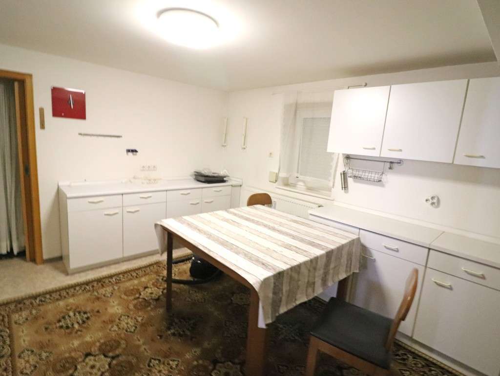 Immobilie in Pressath - Fernsicht geboten! Gepflegtes Dreifam.-Haus mit zwei Garagen und Carport - Bild 0