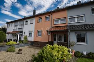 Haus statt Wohnung -
Gemütliches Reihenhaus mit Garten und drei Garagen – Die vollständige Adresse der Immobilie erhältst du vom Anbieter., 38368 Querenhorst – Vorschaubild 1