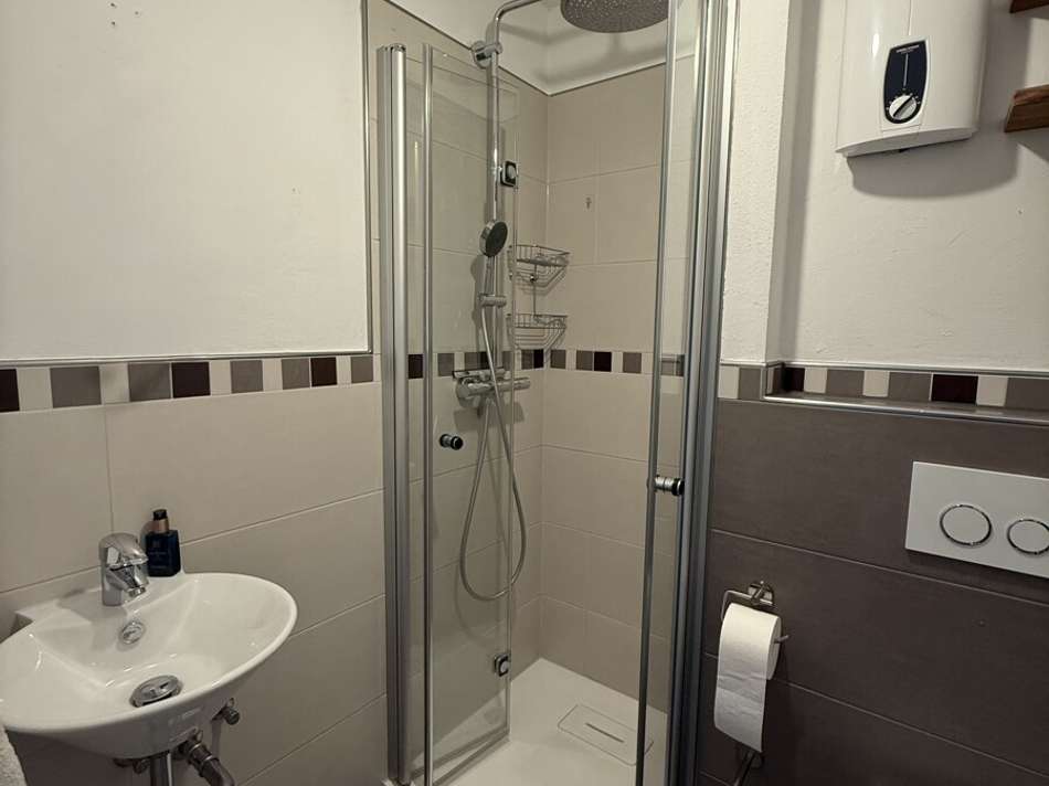 Badezimmer mit Dusche