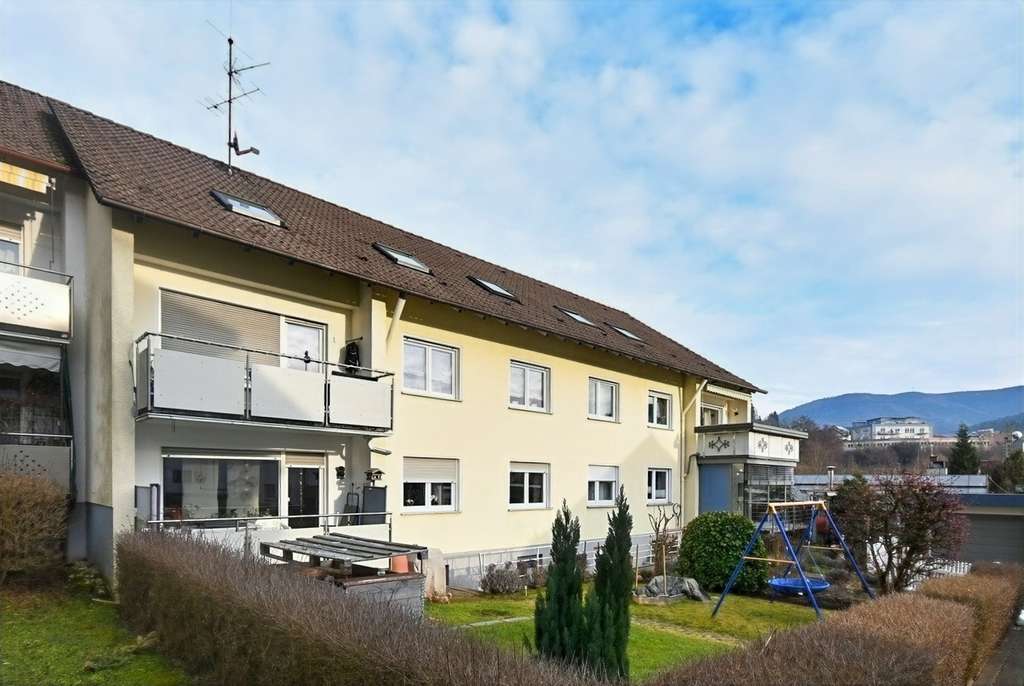 Immobilie in Elzach - Interessante Kapitalanlage  ! 
Gepflegtes 3-Familienhaus in sehr guter Stadtlage - Bild 0