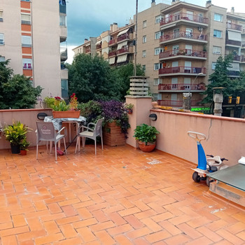 WOHNUNG MIT BAR VON 212M2 UND SONNIGER TERRASSE VON 34M2