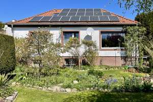 Bungalow mit großem Gartenparadies und zusätzlichem Potenzial zur Grundstücksteilung – Die vollständige Adresse der Immobilie erhältst du vom Anbieter., 12526 Bohnsdorf, Berlin – Vorschaubild 1