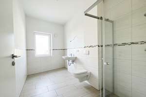 NEUBAU I SENIORENGERECHTE LOGGIAWOHNUNG AM ROSTOCKER TOR I MODERNE 2-ZIMMER-WOHNUNG + KFZ-STELLPLATZ – Die vollständige Adresse der Immobilie erhältst du vom Anbieter., 18311 Ribnitz-Damgarten – Vorschaubild 13