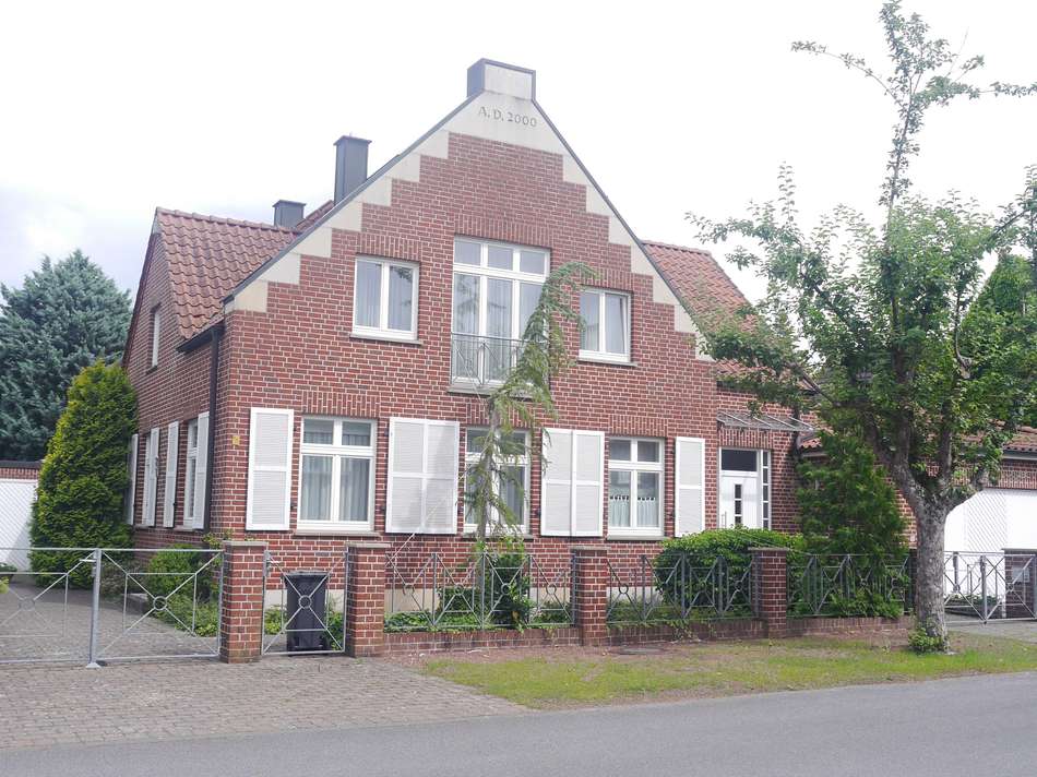 Haus von vorne links