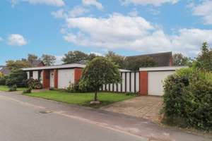 Viel Platz: Gepflegter Bungalow mit Garten, einer Garage und Freistellplatz – Die vollständige Adresse der Immobilie erhältst du vom Anbieter., 25899 Niebüll – Vorschaubild 1