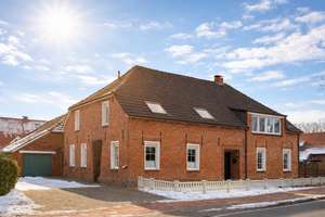 507 Südbrookmerland-Wiegboldsbur, großzügiges Zweifamilienhaus mit Blick auf die historische Mühle! – Die vollständige Adresse der Immobilie erhältst du vom Anbieter., 26625 Südbrookmerland – Vorschaubild 1