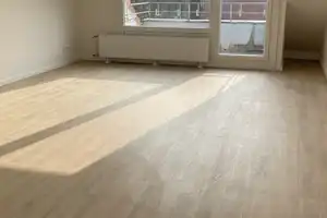Komplett sanierte 2-Zi-Dachgeschosswohnung mit Balkon in ruhiger Lage zu vermieten – Tribünenweg 23, 22111 Hamburg – Vorschaubild 1